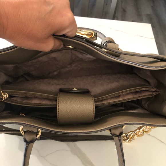 Michael Kors Saffiano purse with Dust Bag - Picture 5 of 7